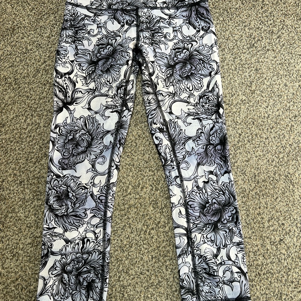 Lululemon wonder under crops